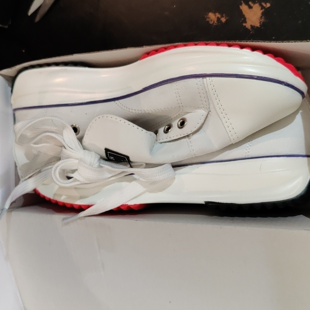 White lightweight sneakers